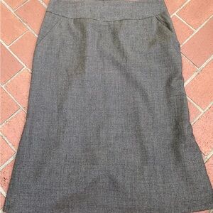 Mini Houndstooth Check Wool
SKIRT with Flirty Flare Back Size 8